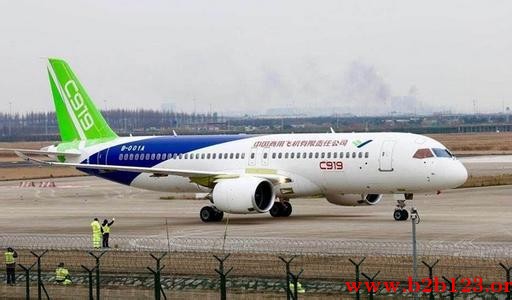 国产大飞机十年磨一剑 中国自主打造的大型客机C919即将迎来首飞。近日,C919首飞放飞评审会在中国商飞公司试飞中心浦东准备基地召开。专家认为,C919已通过首飞放飞评审,在完成后续高速滑行后,将择机进行首飞。 针对首飞时机,《中国经营报》记者致电中国商飞公司,相关工作人员表示,最近暂不接受采访,首飞前会安排采访。据记者了解,这次评审会是继3月20日通过首飞技术评审后,C919大型客机完成的首飞前最后一项评审任务。 此前,来自多个单位的25位专家对C919大型客机首飞技术评审专家意见关